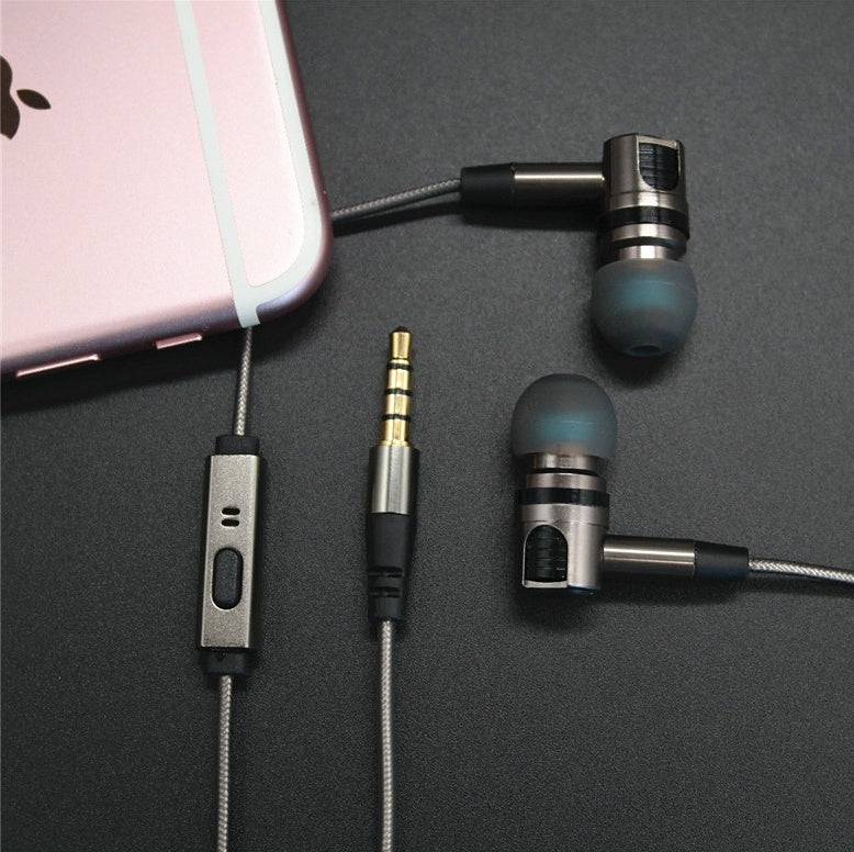 In-ear headphones metal pluggable wire control headset American standard with wheat detachable headphones