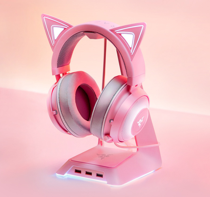 Glowing cat earphones